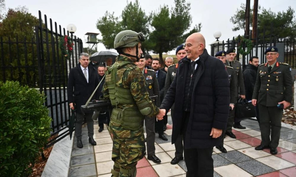 Παρέμεινε στη βροχή με τα στελέχη και τους στρατιώτες του ο ΥΕΘΑ Ν. Δένδιας–Δε θέλησε να κάνει δηλώσεις σε κλειστό χώρο (βίντεο-εικόνες)